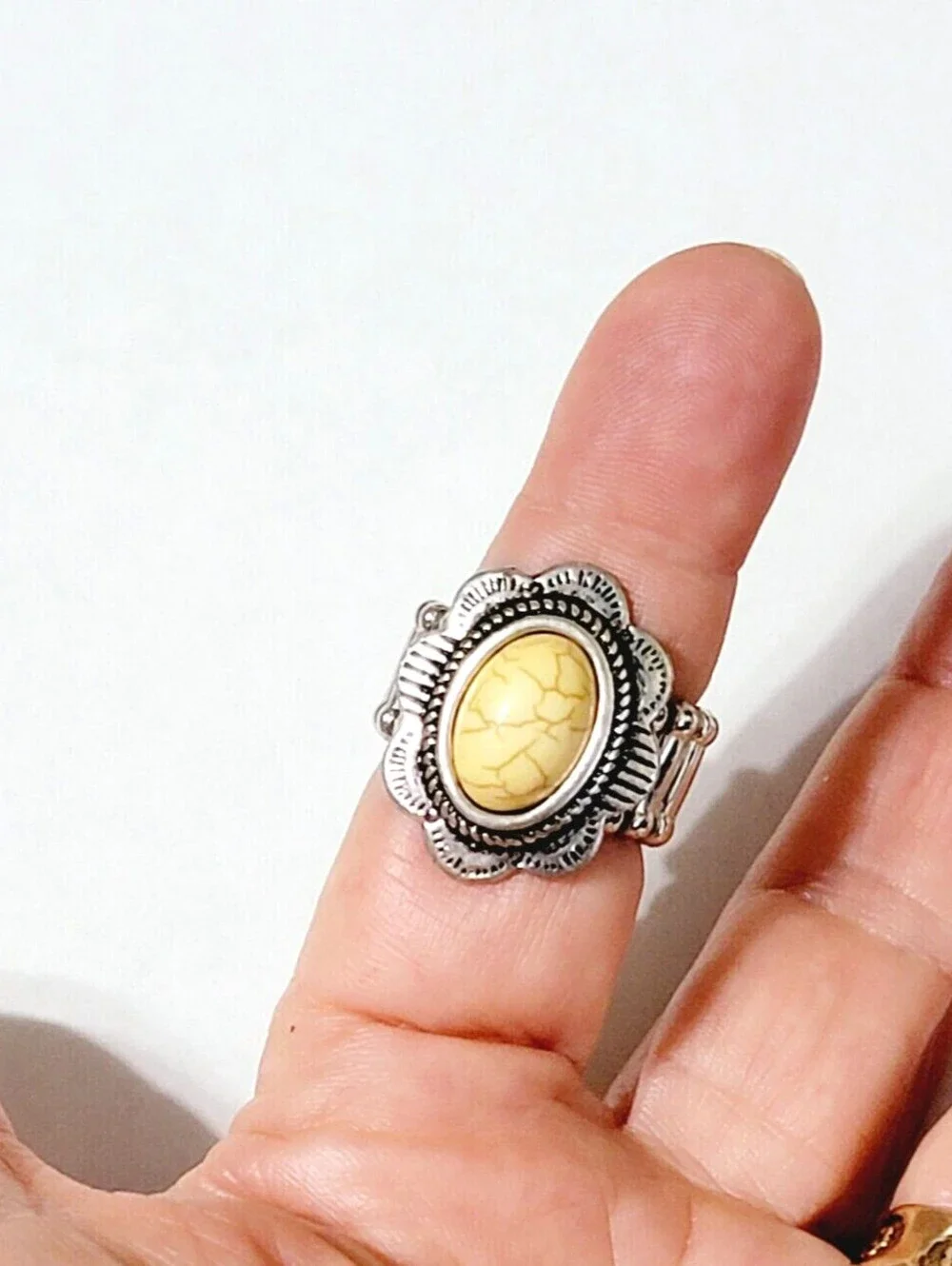 Southwestern Lucite Stretch Ring, Silver-tone Fashion Ring  r-73